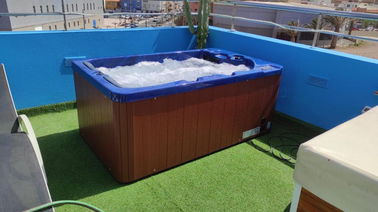Atico Con Vistas , Jacuzzi , Terraza Y Barbacoa Arinaga
